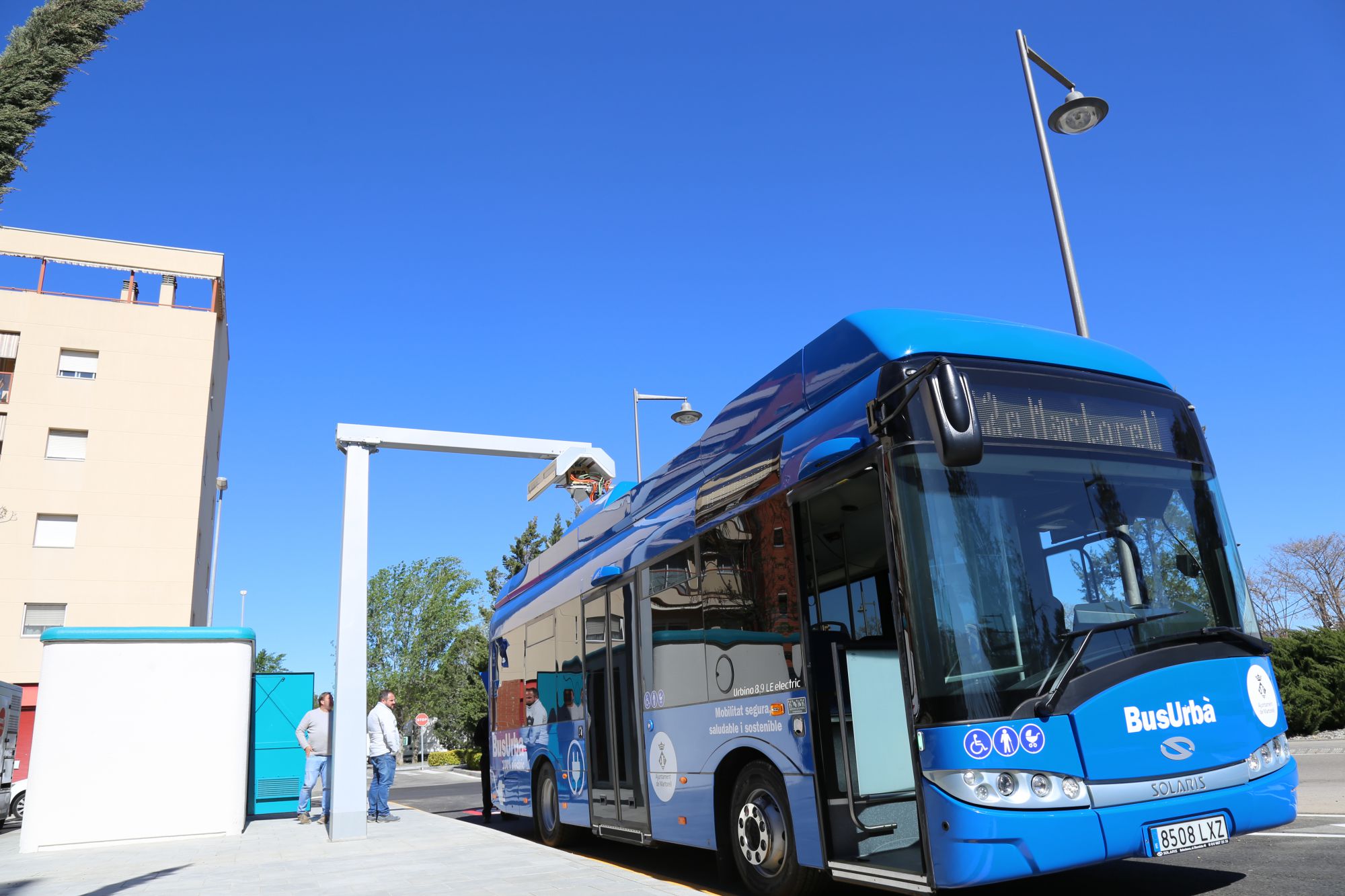 Este sistema ultrarápido carga a los autobuses eléctricos en minutos