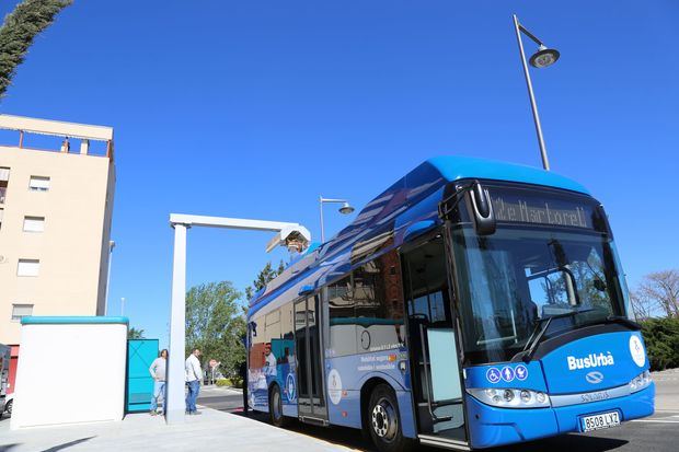 Bus eléctrico con pantógrafo conector