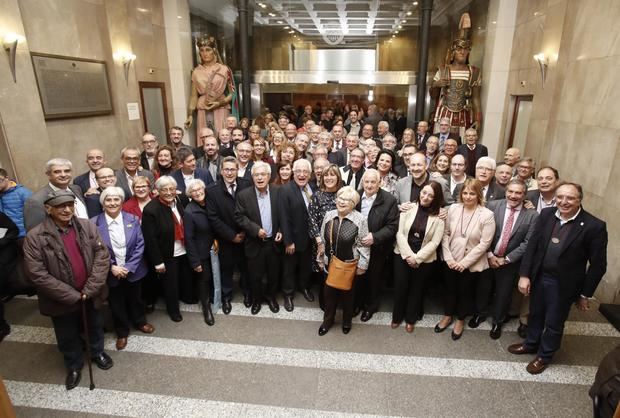 Foto de familia entre los concejales y concejalas de 1979 y los actuales.