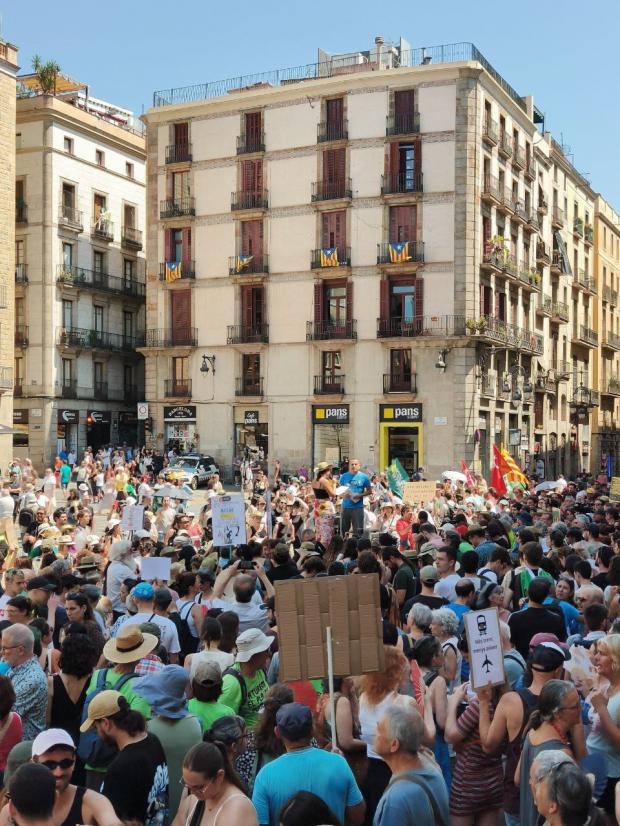 “No a la ampliación”: la protesta contra el plan de invertir 3.200 M€ en El Prat pincha en Sant Saume