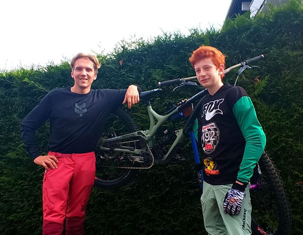 A la izquierda: Àlex Surroca (encargado del mantenimiento) y a la derecha Marcel Barrachina (ciclista de descenso)