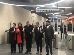 De izquierda a derecha: Rosa Alarcón, Nuria Marín, Quim Torra, Pere Aragonés y Damià Calvet, en la inauguración de la nueva estación de metro de L'Hospitalet