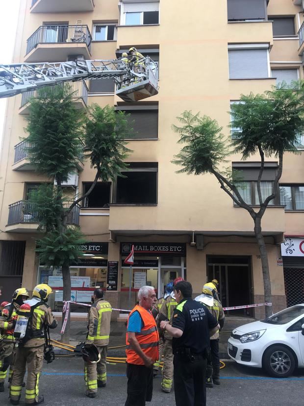 Salvan a una mujer embarazada y a sus dos hijos del incendio en su piso de Sant Andreu