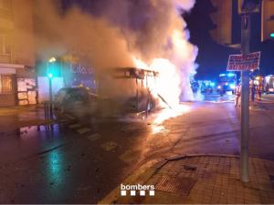 Un incendio calcina un autobús en L'Hospitalet y se extiende a otros cinco vehículos y un semáforo