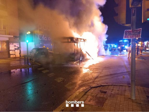 Un incendio calcina un autobús en L'Hospitalet y se extiende a otros cinco vehículos y un semáforo