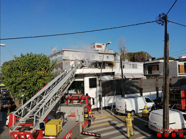 Espectacular incendio sin heridos en un hotel de la playa de Castelldefels