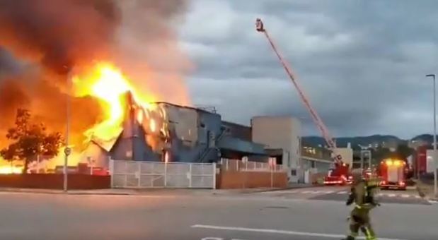 La espectacular humareda del incendio de una fábrica obliga a confinar Sant Feliu