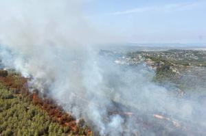 ¡Última hora! Un peligroso incendio forestal obliga a confinar a 300 personas en Cervelló
