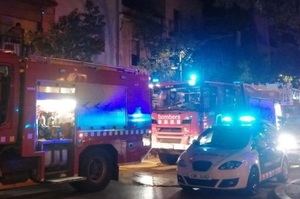 Siete intoxicados por inhalación de humo en un incendio en la calle Francesc Macià de Sant Boi