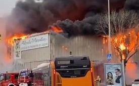 Impresionante incendio en una nave de neumáticos en Sant Boi