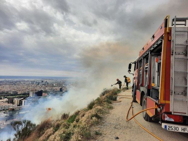 Susto en el mirador de Sant Pere Màrtir por un aparatoso incendio forestal