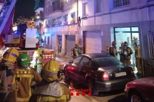 Feroz incendio en Viladecans. Los bomberos logran controlarlo y salvar vidas