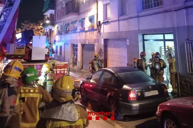 Feroz incendio en Viladecans. Los bomberos logran controlarlo y salvar vidas