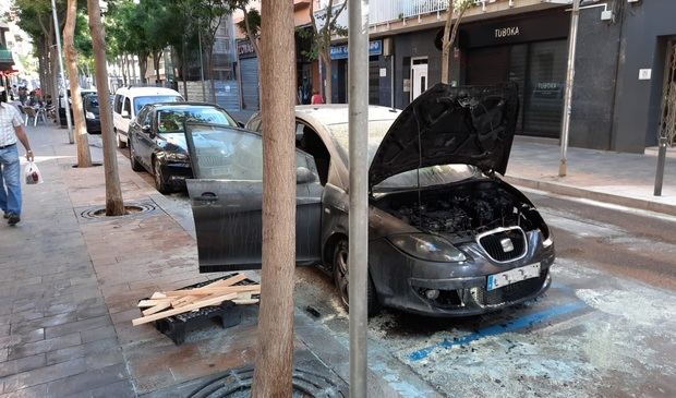 Arde de forma espontánea un coche aparcado en la zona azul junto a la plaza Cataluña de Sant Boi