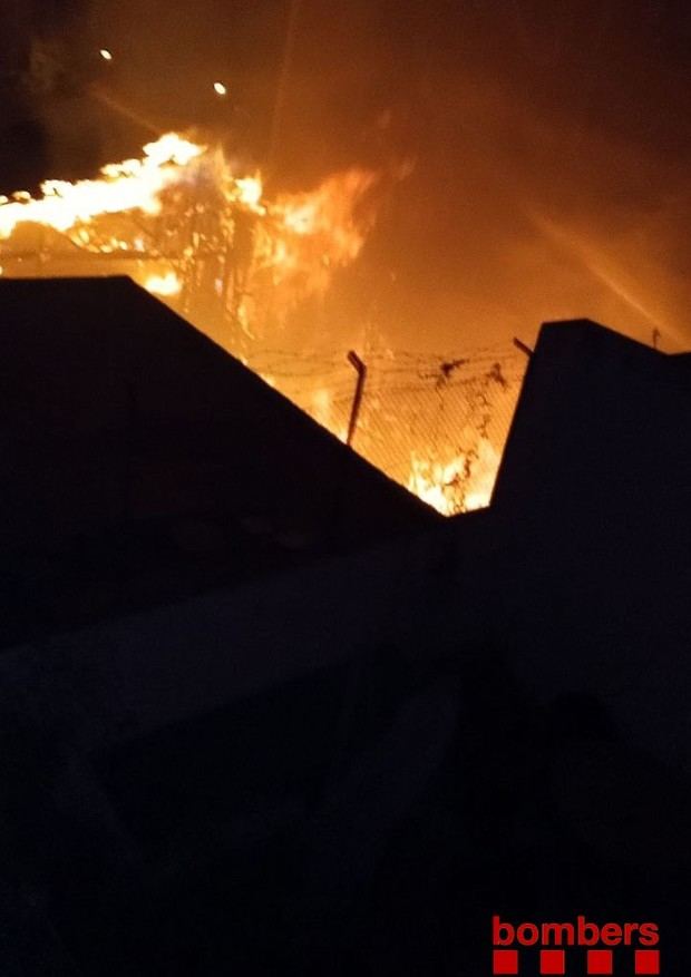 29 personas desalojadas por un incendio en un almacén de madera en l'Hospitalet de Llobregat