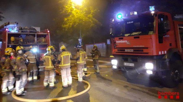 El cuerpo de bomberos sofocando el incendio en la planta de Faurecia en Abrera