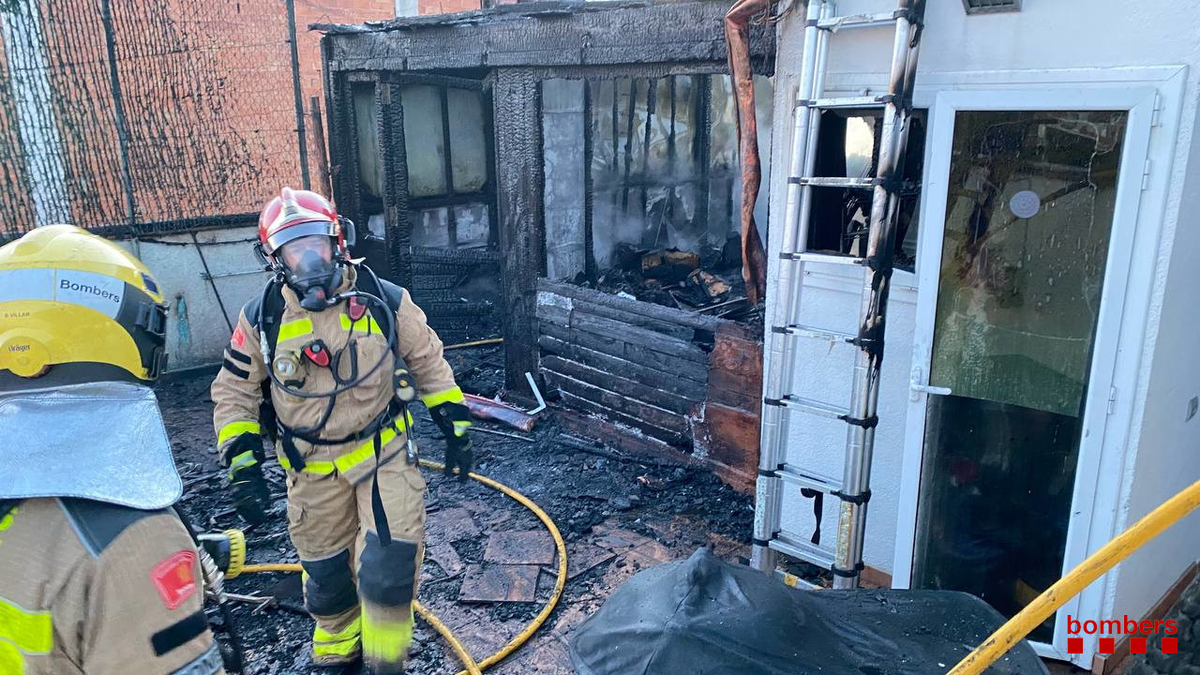 Los vecinos de un bloque de Gavà se han visto obligados a desalojar sus hogares por un incendio en la terraza de un dúplex 