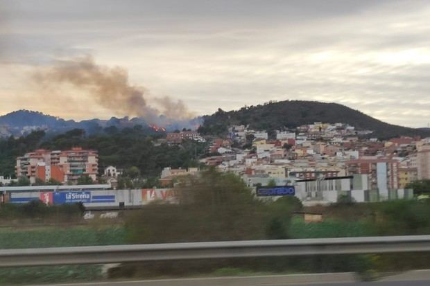 Una treintena de alumnos confinados por un incendio en la montaña de Sant Vicenç