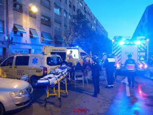 El incendio de un patinete en una vivienda obliga a trasladar a 4 vecinos al Hospital