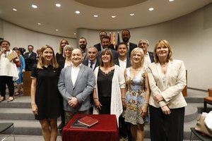 Núria Marín -en el centro- flanqueada por el alcalde de Viladecans, Carles Ruiz, las alcaldesas de Esplugues, Pilar Díaz, y Sant Boi, Lluïsa Moret -a la derecha-, y Núria Parlon -izquierda-, alcaldesa de Santa Coloma de Gramenet, tras el pleno de investidura.