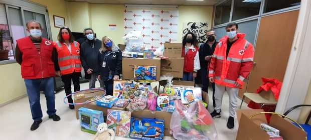 CCOO entrega juguetes en la Cruz Roja de Cornellà de Llobregat
