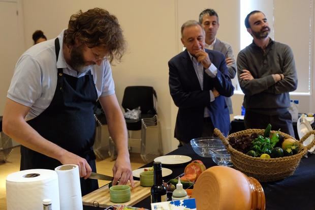 El chef Rafa Peña ha protagonizado esta mañana un showcooking durante la presentación de las jornadas. 