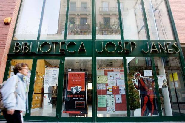 Voluntaris de L’Hospitalet porten la Biblioteca Josep Janés als domicilis de persones amb mobilitat reduïda