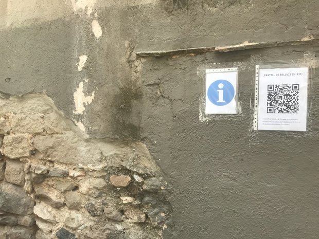 Carteles con información sobre el castillo y un código QR.