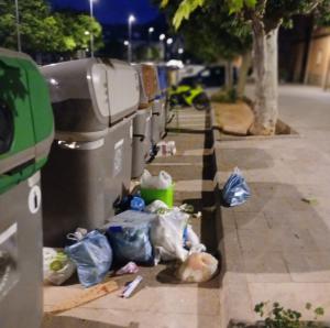 Olesa empieza a multar por dejar basura fuera de los contenedores