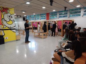 L’Espai Jove Ca n’Arús acoge la exposición “Dona la volta a l’alcohol” para concienciar sobre su consumo en adolescentes