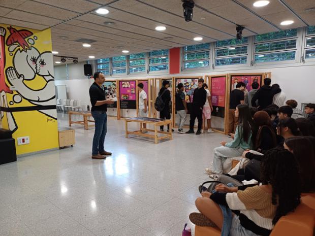 L’Espai Jove Ca n’Arús acoge la exposición “Dona la volta a l’alcohol” para concienciar sobre su consumo en adolescentes