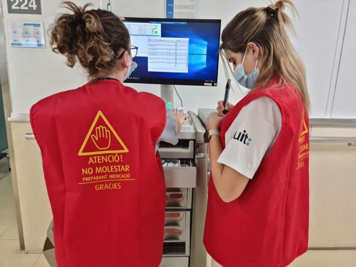 El Hospital de Martorell implementa chalecos rojos para mejorar la seguridad en la medicación de pacientes