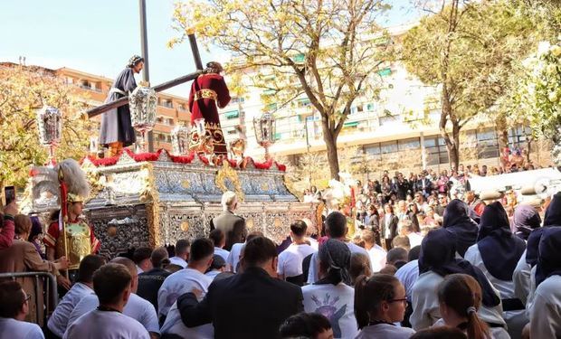 Una cofradía que abarrrota las calles: las procesiones laicas de L'Hospitalet que rompen moldes
