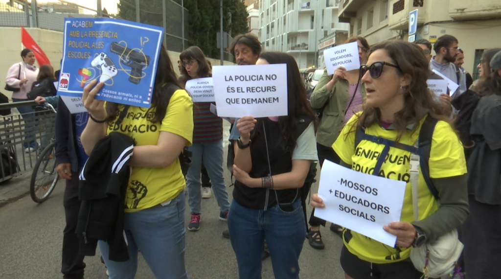 El Institut Margarida Xirgu de L'Hospitalet pide salir del plan piloto con Mossos en centros educativos