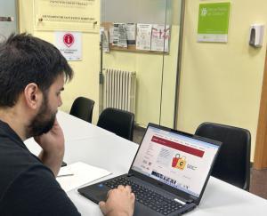 Sant Esteve Sesrovires mantiene la atención semanal de la OMIC y prepara una campaña informativa