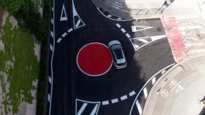 Castelldefels instala una mini-rotonda en la avenida Constitución para reducir la velocidad