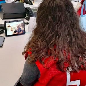 La Creu Roja del Baix Llobregat Nord entrega dispositivos Alexa a mayores para combatir la soledad