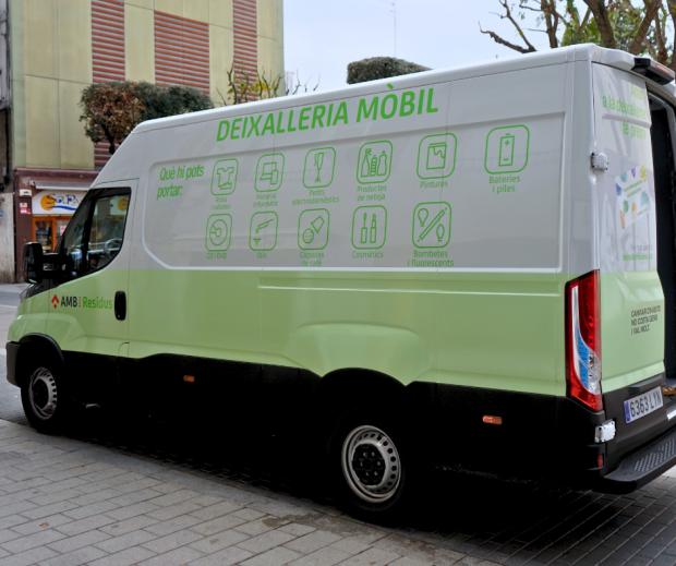 La 'deixalleria' móvil llega al barrio de Les Begudes en Sant Joan Despí