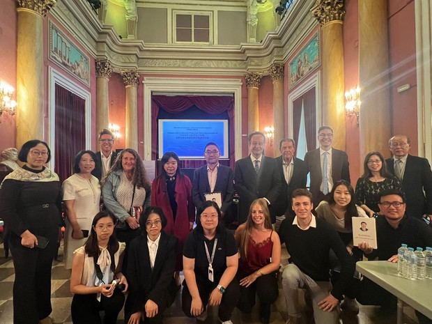 En la foto de familia, algunos de los ponentes y miembros de la organización (Foto: Linkchina Translations & Consulting)