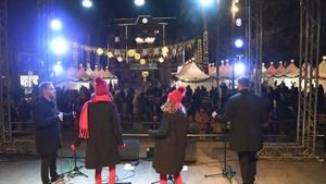 La plaza de la Església de Castelldefels acoge un festival musical para celebrar la Navidad