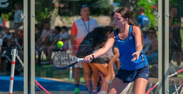 Ylenia Matencio, joven promesa del pádel, brilla en el Campeonato de España