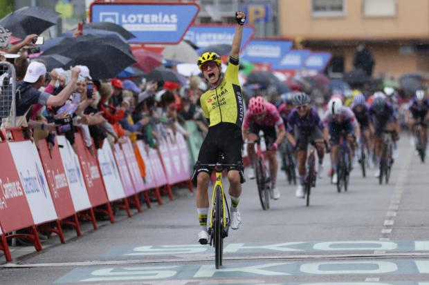 Marianne Vos cruzando la línea de meta