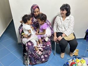 Las gemelas mauritanas separadas en Sant Joan de Déu hacen vida normal dos años después de la operación