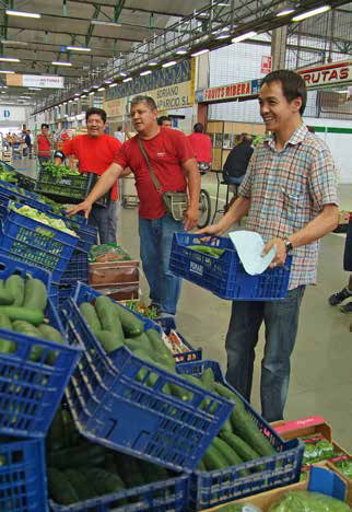 Más de la mitad de los autoservicios de alimentación de la zona metropolitana está regentado por extranjeros