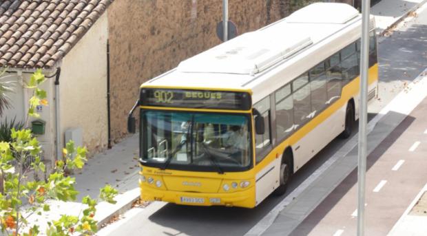 Begues reclama una solución real y eficaz a los problemas en el servicio de la línea 902