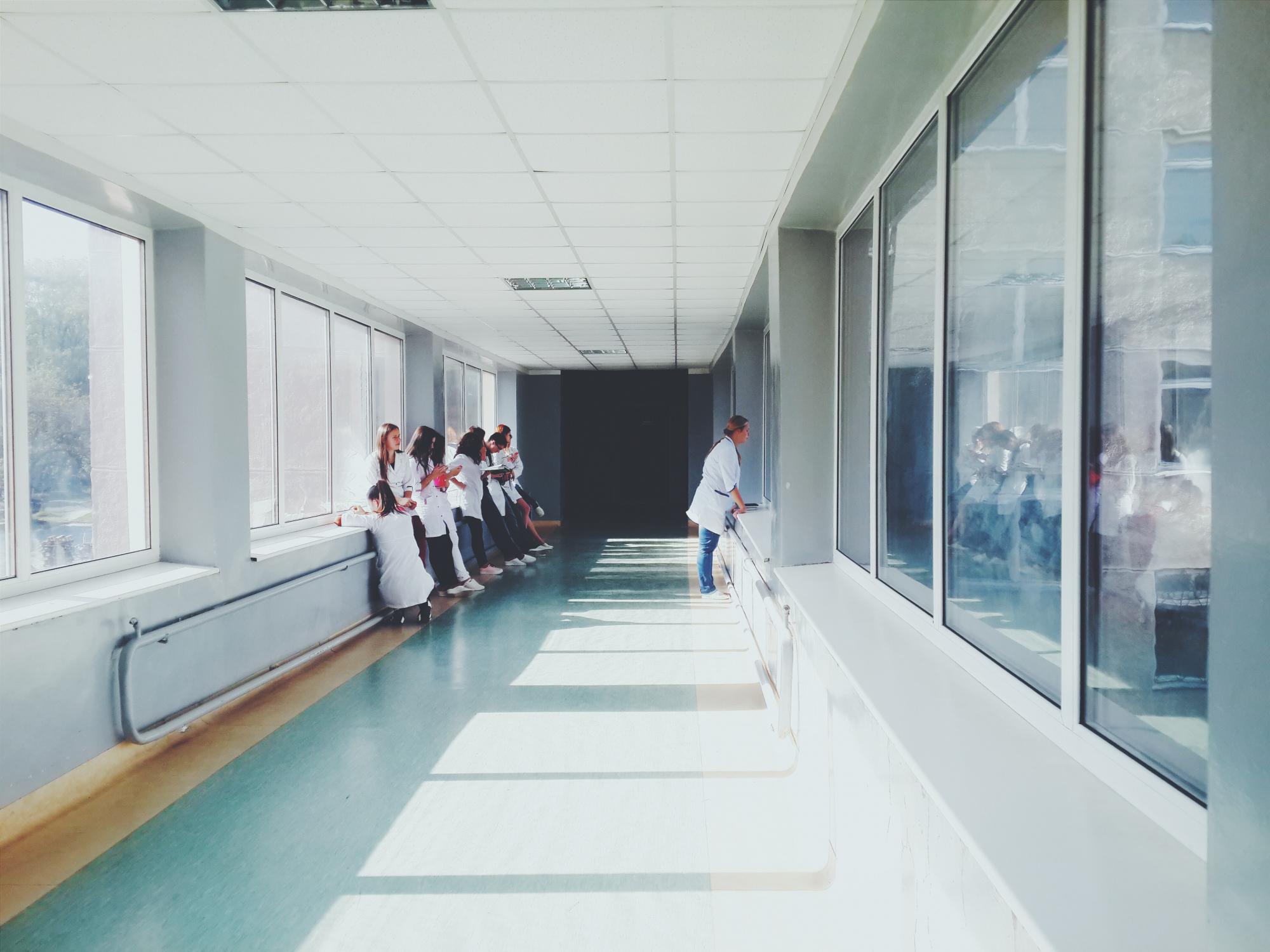 El tiempo medio para operarse se reduce a la mitad en la comarca y l'Hospitalet