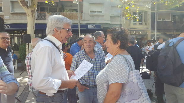 Parés ha participado, siempre en segundo plano, en gran parte de las concentraciones y actos a favor del referéndum; en la imagen, en el centro, en El Prat de Llobregat
