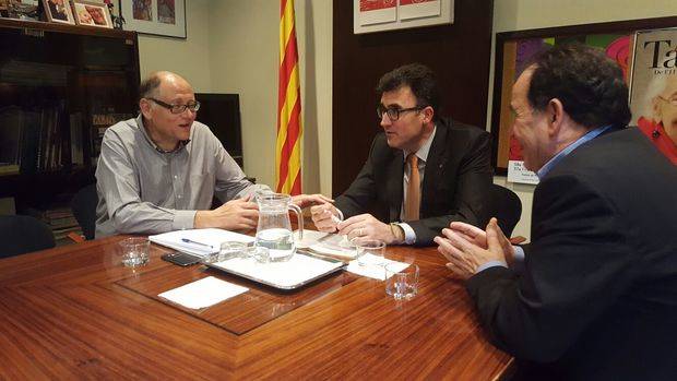 Lluís Salvado, al centre, durant la seva reunió institucional a Sant Feliu de Llobregat