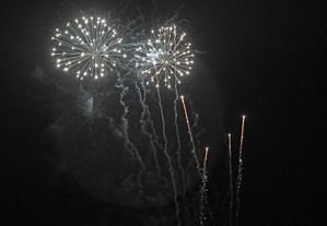 Descubre cómo disfrutar del espectacular show de fuegos artificiales en Castelldefels sin complicaciones: autobuses GRATIS