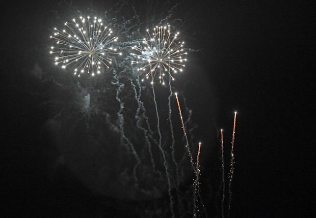 Descubre cómo disfrutar del espectacular show de fuegos artificiales en Castelldefels sin complicaciones: autobuses GRATIS